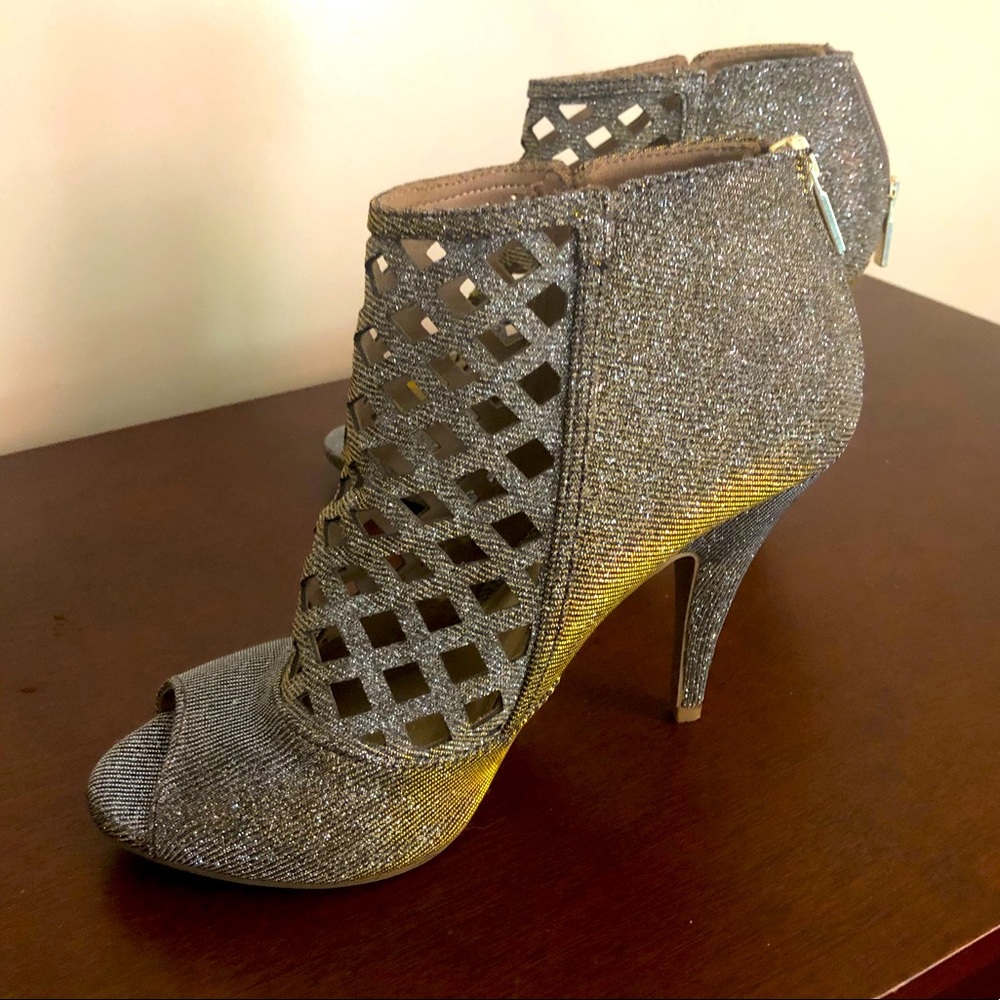 Sz. 8 metallic glittery gold iridescent heels.